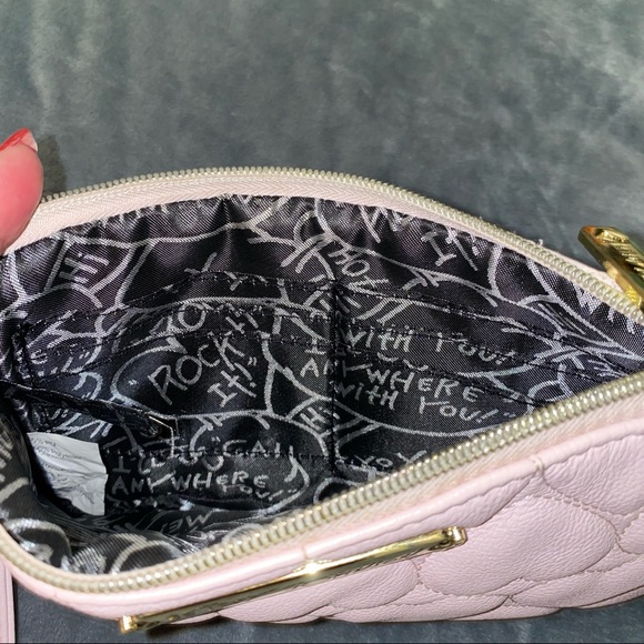 Betseyville Heart Quilted Tech Wristlet Crossbody - Picture 5 of 7